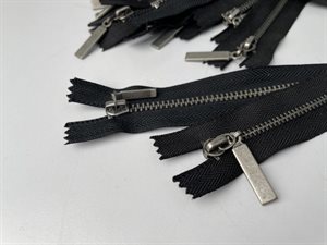 Sort lynlås - med metal tænder og ikke delbar, 15 cm